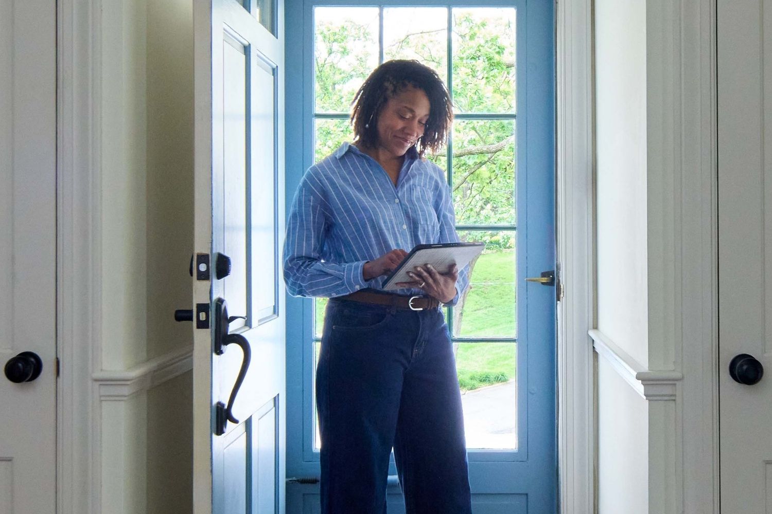 agent_at_front_door_with_tablet_h