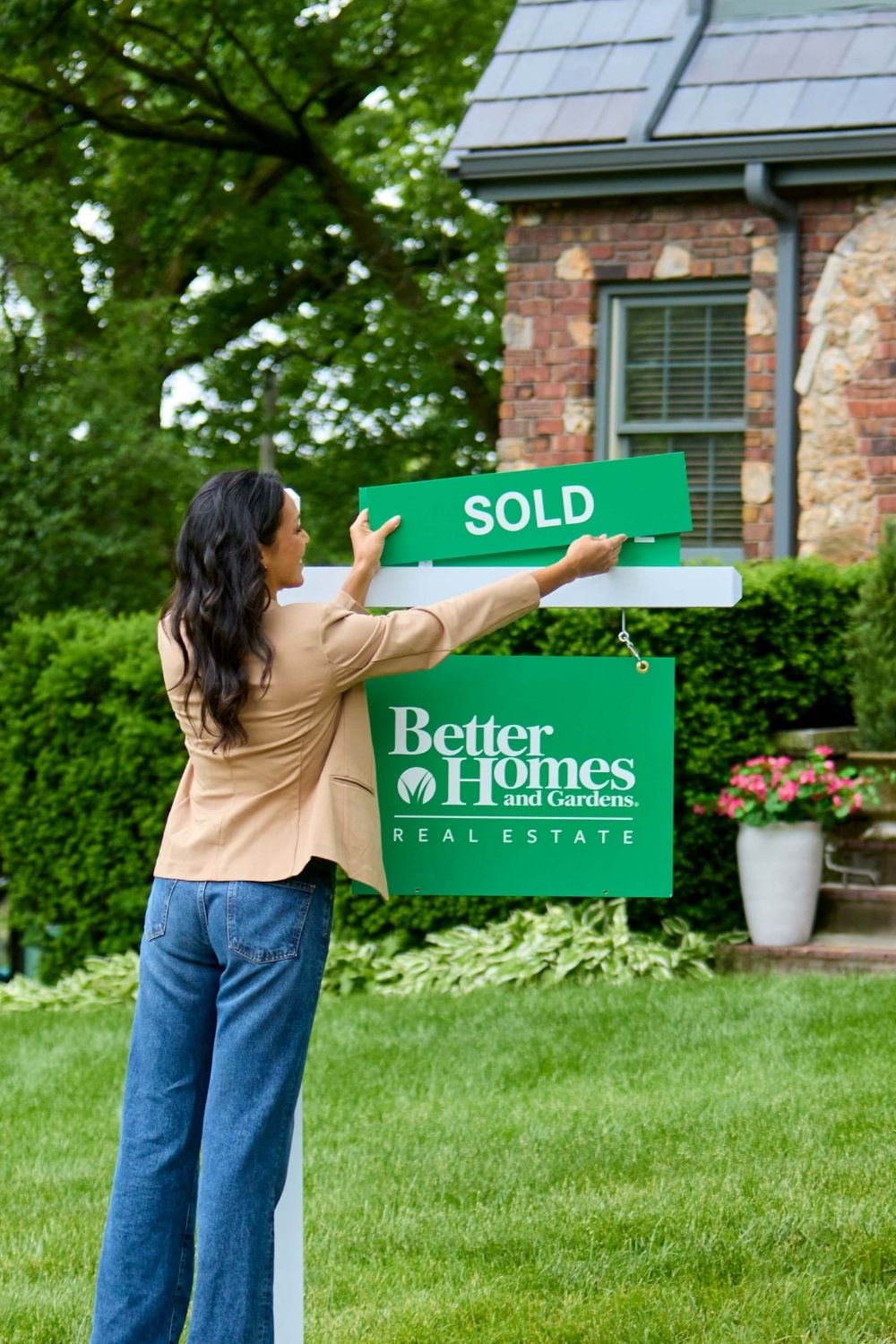 agent_installing_sold_sign_v
